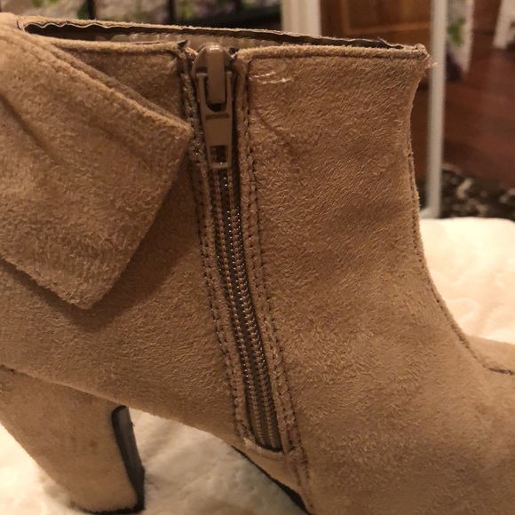 Etc Booties - Size 6/7 - $15 - Picture 5 of 7